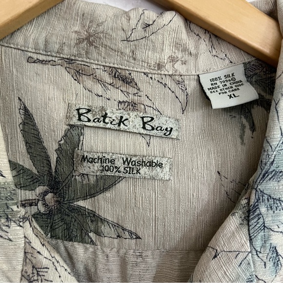 Batik Bay Hawaiian 100% Machine Washable Silk Coconut Palm Button Up Size XL - Picture 3 of 6